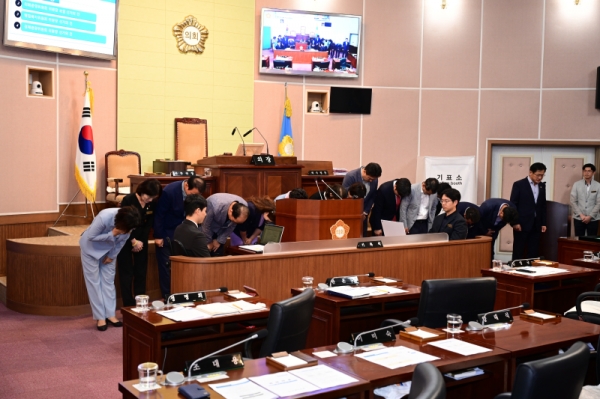 거제시의원들이 9월4일 약 2달만에 원구성을 마무리하면서 시민들에게 사과하고 있는 장면